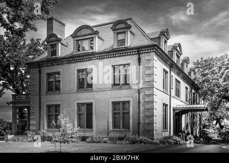 Eine beeindruckende französische Villa im Beaux Arts-Stil mit Mansardendach und gewölbten Dachfenstern in der Kleinstadt Amerika, St. Cloud, MN, USA, in B&W Stockfoto