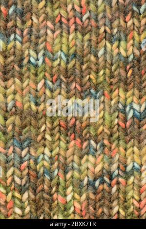 Warme grün beige blau rosa gestrickte Wolle Melange Mischung handgefertigten Kleidungsstück Hintergrund, große detaillierte vertikale bunte strukturierte Wolle Strickmuster Stockfoto