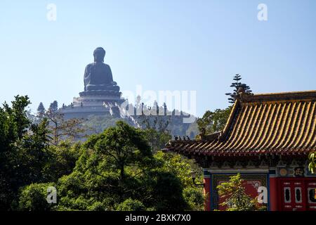 Große Buddha Statue aus Bronze auf einem Hügel Stockfoto