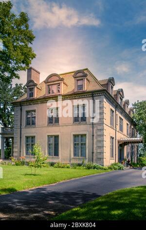 Eine beeindruckende französische Villa im Beaux Arts-Stil mit Mansardendach und gewölbten Dachfenstern in der Kleinstadt Amerika, St. Cloud, MN, USA Stockfoto