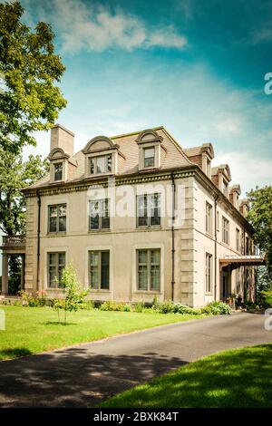 Eine beeindruckende französische Villa im Beaux Arts-Stil mit Mansardendach und gewölbten Dachfenstern in der Kleinstadt Amerika, St. Cloud, MN, USA Stockfoto