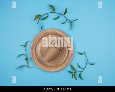 Papier Geschirr vor blauem Hintergrund. Stockfoto