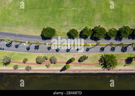 Blick von oben auf den Riverside Drive und den Swan River in Perth, Western Australia Stockfoto