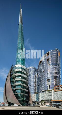 Perth Australien 5. November 2019: Der Glockenturm, auch bekannt als der Swan Bell Tower, ist ein futuristischer Kupfer- und Glas-campanile in Perth Australien Stockfoto