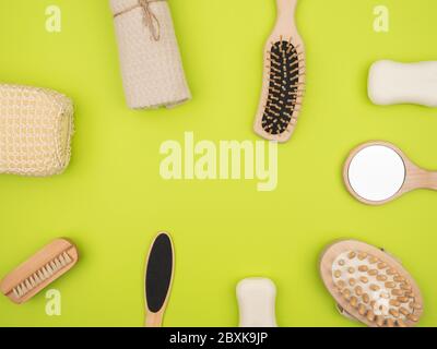 Die Badezimmer-Accessoires auf grünem Hintergrund. Stockfoto