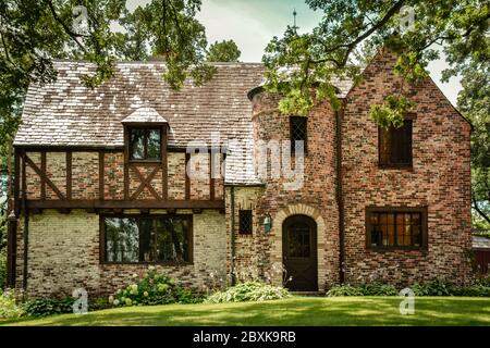 Eine atemberaubende Backsteinresidenz im Tudoresken Stil mit französischen normannischen Elementen im historischen Viertel Southside von St. Cloud, MN, USA Stockfoto