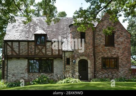 Eine atemberaubende Backsteinresidenz im turdoresken Stil mit französischen normannischen Elementen im historischen Viertel Southside von St. Cloud, MN, USA Stockfoto