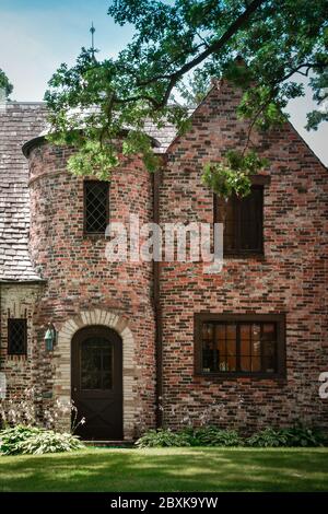 Eine atemberaubende Backsteinresidenz im turdoresken Stil mit französischen normannischen Elementen im historischen Viertel Southside von St. Cloud, MN, USA Stockfoto