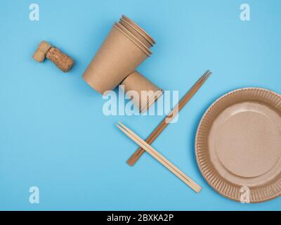 Küchenartikel aus natürlichen Bio-Materialien auf blauem Hintergrund. Stockfoto