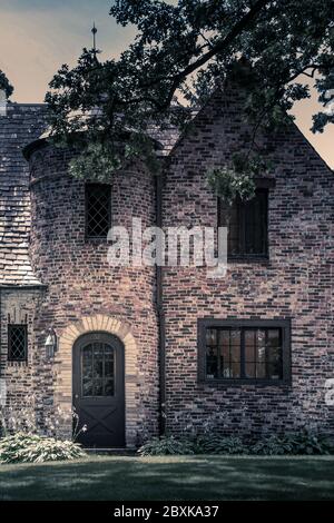 Eine atemberaubende Backsteinresidenz im Tudoresken Stil mit französischen normannischen Elementen im historischen Viertel Southside von St. Cloud, MN, USA Stockfoto