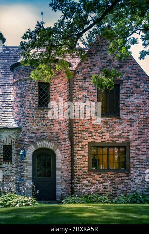 Eine atemberaubende Backsteinresidenz im Tudoresken Stil mit französischen normannischen Elementen im historischen Viertel Southside von St. Cloud, MN, USA Stockfoto