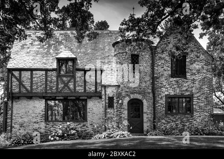 Eine atemberaubende Backsteinresidenz im turdoresken Stil mit französischen normannischen Elementen im historischen Viertel Southside von St. Cloud, MN, USA in schwarz an Stockfoto