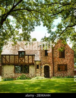 Eine atemberaubende Backsteinresidenz im Tudoresken Stil mit französischen normannischen Elementen im historischen Viertel Southside von St. Cloud, MN, USA Stockfoto