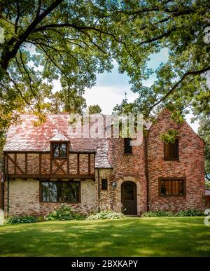 Eine atemberaubende Backsteinresidenz im Tudoresken Stil mit französischen normannischen Elementen im historischen Viertel Southside von St. Cloud, MN, USA Stockfoto