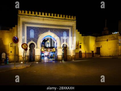 FES, MAROKKO - UM MAI 2018: Blick auf das Bab Bou Jeloud, auch bekannt als das Blaue Tor bei Nacht in Fes. Kamera: Fujifilm GFX 50S, Objektiv: GF23mm F4 R Stockfoto