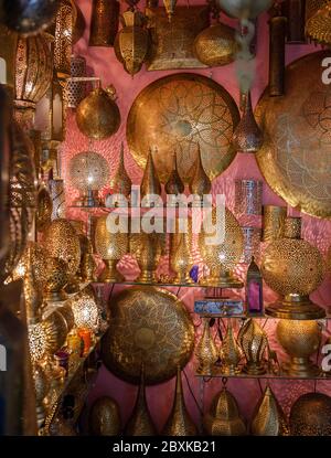 FES, MAROKKO - UM MAI 2018: Typischer Lampenspeicher in der Medina in Fes el Bali. Ist der älteste ummauerte Teil von Fes, Marokko. Stockfoto