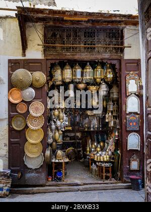 FES, MAROKKO - UM MAI 2018: Typischer Lampenspeicher in der Medina in Fes el Bali. Ist der älteste ummauerte Teil von Fes, Marokko. Stockfoto