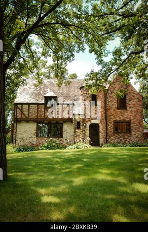 Eine atemberaubende Backsteinresidenz im Tudoresken Stil mit französischen normannischen Elementen im historischen Viertel Southside von St. Cloud, MN, USA Stockfoto