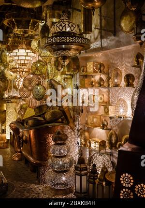 FES, MAROKKO - UM MAI 2018: Typischer Lampenspeicher in der Medina in Fes el Bali. Ist der älteste ummauerte Teil von Fes, Marokko. Stockfoto