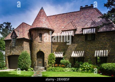 Eine atemberaubende Backsteinresidenz mit französischen Norman- und Tudor-Elementen mit Turm und Markisen, im historischen Southside Viertel von St. Cloud, MN, USA Stockfoto