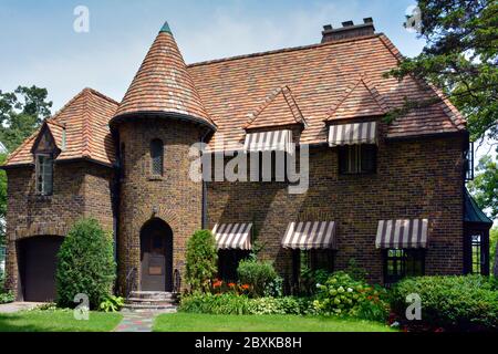 Eine atemberaubende Backsteinresidenz mit französischen Norman- und Tudor-Elementen mit Turm und Markisen, im historischen Southside Viertel von St. Cloud, MN, USA Stockfoto