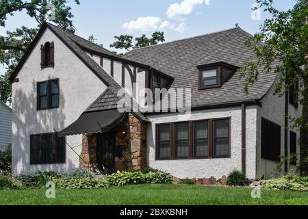 Stilisierte architektonische Elemente in diesem modernen historischen Tudoresken Haus, im historischen Viertel Southside in der kleinen Stadt St. Cloud, MN, Stockfoto