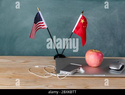 Nationale Flaggen, die China und die Vereinigten Staaten von Amerika auf Klassenzimmer Schreibtisch für Handel Krieg Bildungskonzept. Stockfoto