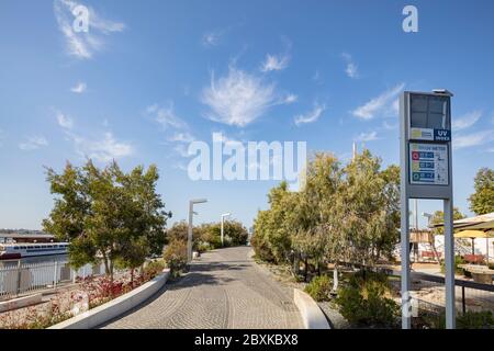 Perth Australien 5. November 2019: UV-Meter-Auslösen von Sicherheitsinformationen auf dem Gehweg zur Fußgängerbrücke am Elizabeth Quay in Perth, Western A Stockfoto