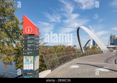 Perth Australien 5. November 2019: Informationsschild auf dem Gehweg zur Fußgängerbrücke am Elizabeth Quay in Perth, Western Australia Stockfoto