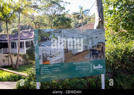 Australische Küstenhaus zum Verkauf vermarktet wird, Avalon Beach, Sydney, Australien Stockfoto