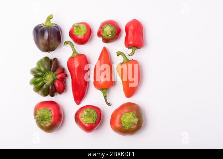 Mehrere schöne reife süße und scharfe Paprika aus rot und orange auf einem weißen Hintergrund Stockfoto