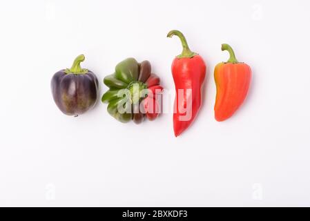 Mehrere schöne reife süße und scharfe Paprika aus rot und orange auf einem weißen Hintergrund Stockfoto