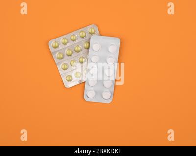 Tabletten in Blisterpackungen zur Behandlung von Krankheiten auf orangefarbenem Hintergrund. Stockfoto