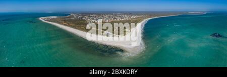 Luftaufnahme der kleinen westaustralischen Stadt Cervantes, der nächsten Stadt zur berühmten Pinnacles Wüste im Nambung Nationalpark Stockfoto