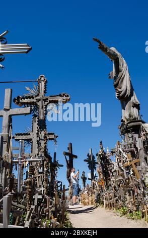 Der Hügel, der Heimat von schätzungsweise 200.000 Kreuzen ist, ist ein berühmter Wallfahrtsort. Papst Johannes Paul II. Erklärte es zu einem Ort der Hoffnung, des Friedens, der Liebe. Stockfoto