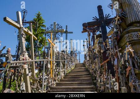 Der Hügel, der Heimat von schätzungsweise 200 km Kreuzen ist, ist ein berühmter Wallfahrtsort. Papst Johannes Paul II. Erklärte es zu einem Ort der Hoffnung. Kein Bettelzeichen. Stockfoto