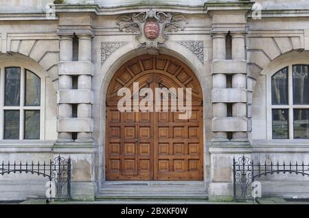 Eingangstor zum Oriel College Oxford mit dem College Wappen das Tor befindet sich im Cecil Rhodes Turm mit seiner Statue darüber Stockfoto