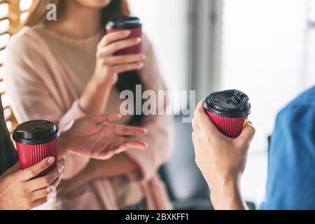 Die Leute haben sich gerne unterhalten und Kaffee getrunken Stockfoto