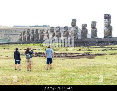 Touristen fotografieren Moai auf Ahu Tangeriki, Osterinsel, Chile Stockfoto