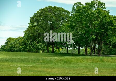 Landschaftsaufnahme eines Grüns im Gardiner's Bay Golf Club in Dering Harbour, NY Stockfoto