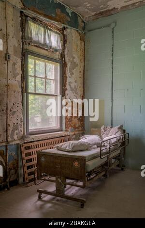 Krankenhausbett im verlassenen Asyl Stockfoto