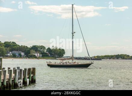 Großes Segelboot auf einem Liegeplatz in Dering Harbour, Shelter Island, NY Stockfoto