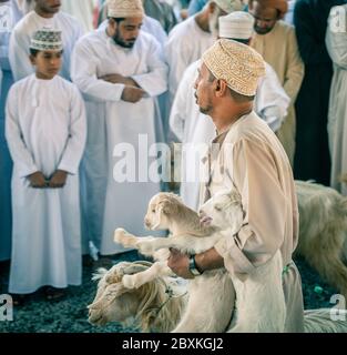 Nizwa, Oman, 2. Dezember 2016: Ziegenverkäufer auf dem Freitagsziegenmarkt in Nizwa, Oman Stockfoto