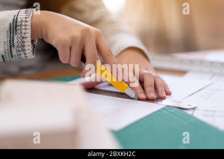 Ein Architekt arbeitet und die Papiere im Büro Stockfoto