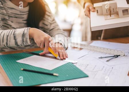 Ein Architekt arbeitet und die Papiere im Büro Stockfoto