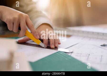 Ein Architekt arbeitet und die Papiere im Büro Stockfoto