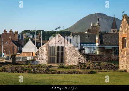 St. Andrew's Old Kirk in North Berwick, Schottland, Vereinigtes Königreich. Die Überreste einer Kapelle aus dem 12. Jahrhundert. Stockfoto