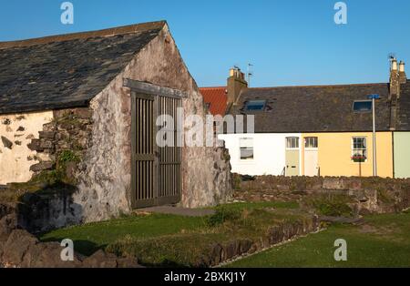 St. Andrew's Old Kirk in North Berwick, Schottland, Vereinigtes Königreich. Die Überreste einer Kapelle aus dem 12. Jahrhundert. Stockfoto