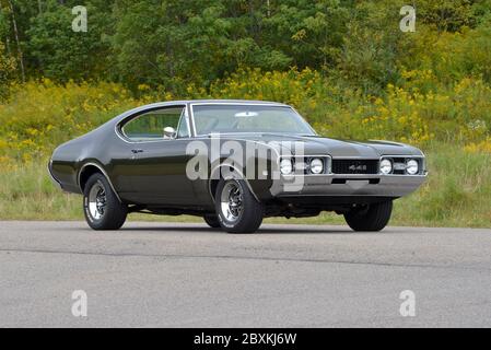 Jade Gold 1968 Oldsmobile 4-4-2 Holiday Coupé Stockfoto