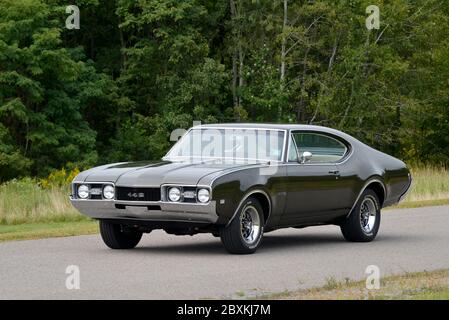 Jade Gold 1968 Oldsmobile 4-4-2 Holiday Coupé Stockfoto